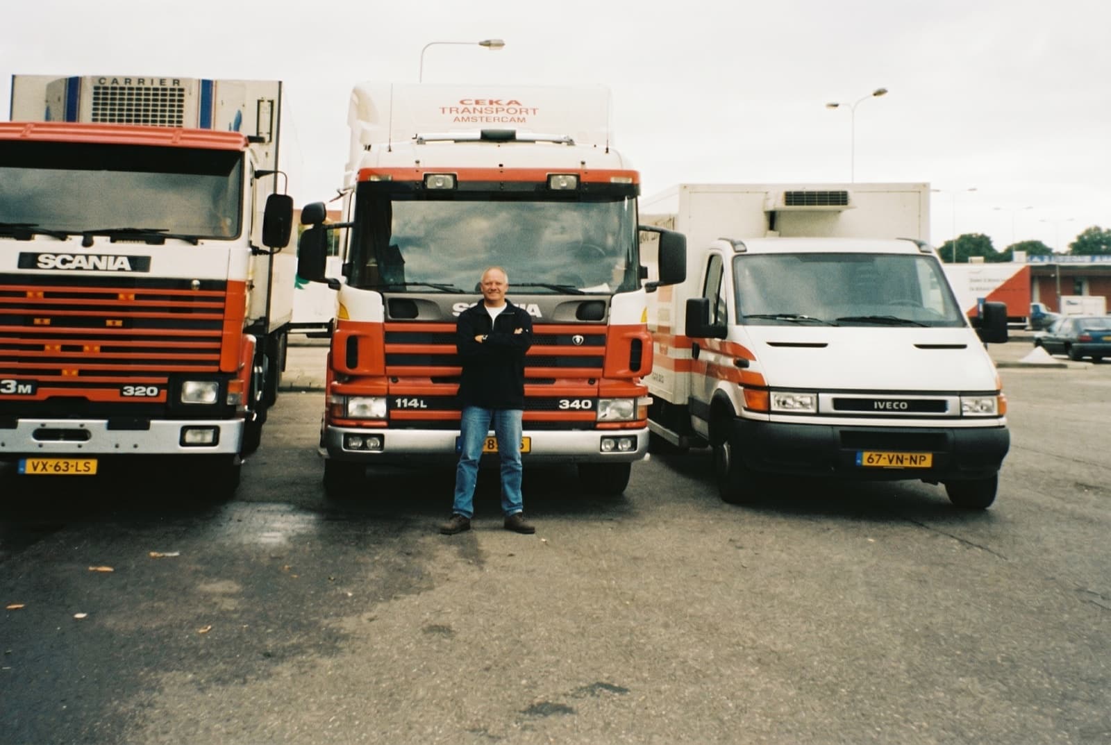 Wim Karsten bij het eigen wagenpark.